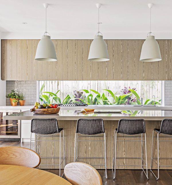 Čak i jedan element u smeđoj boji, poput radne plohe ili stola, može potpuno promijeniti dojam prostora i učiniti ga toplijim i ugodnijim