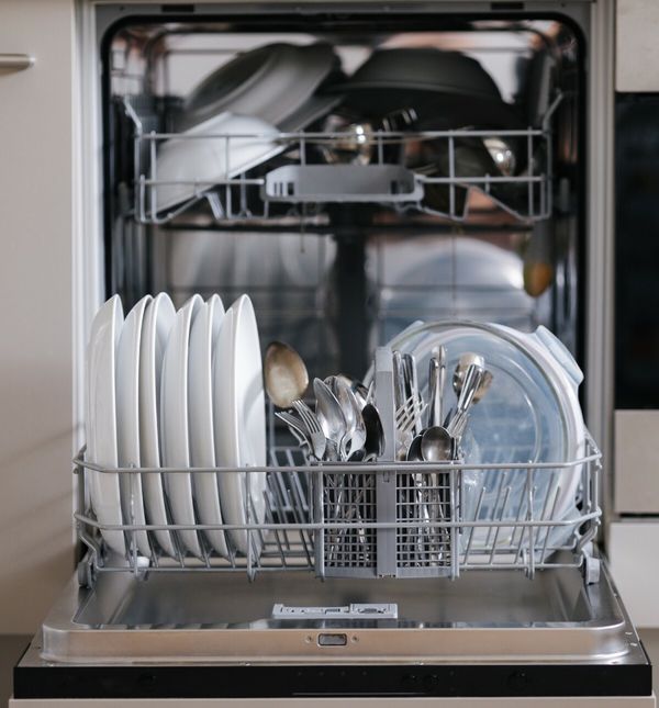 Kako se pravilno slaže pribor za jelo u perilicu?