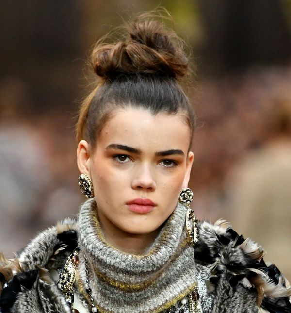 Visoka punđa na reviji modne kuće Chanel za jesen/zimu 2018.