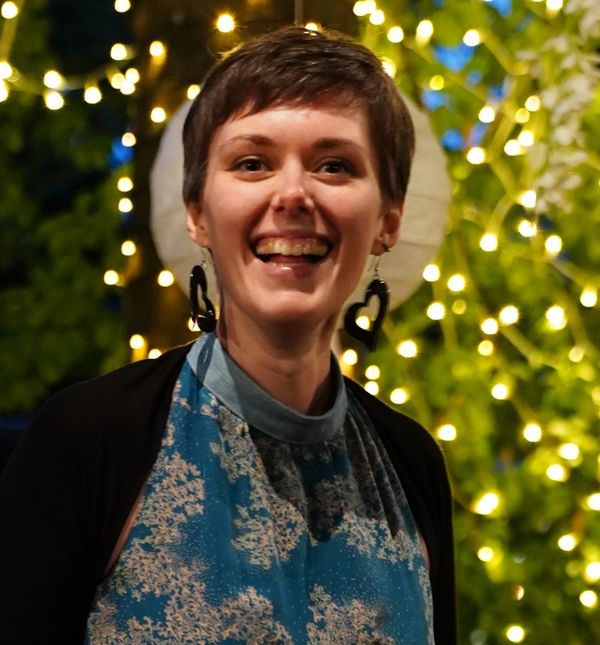 Rebeka u haljinu koju je sama sašila