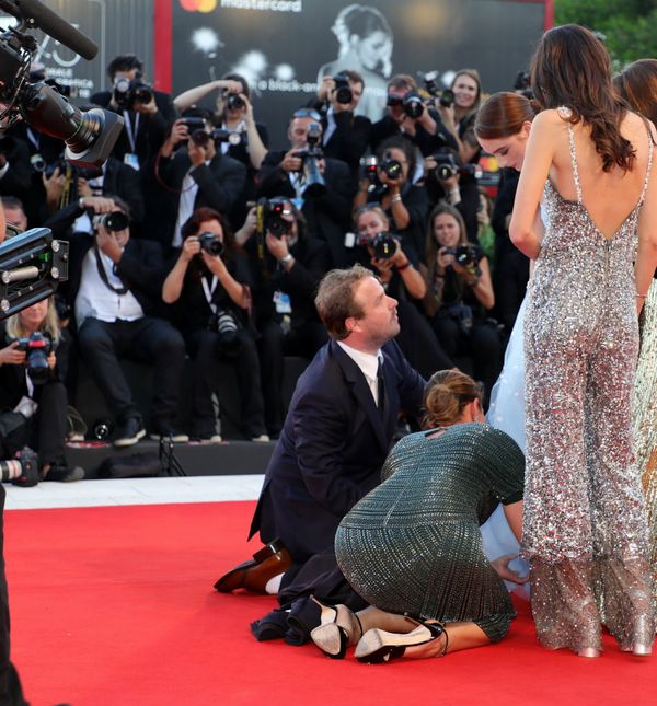 Problemi s cipelama glumice Raffey Cassidy na crvenom tepihu 75. Mostre