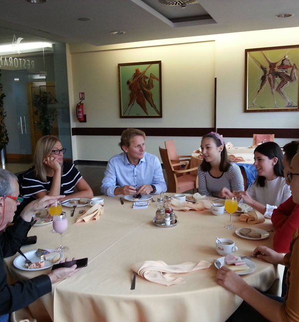 Nobelovac prof. Aaron Ciechanover, prof. Lilijana Radobuljac i prof. dr. sc. Ivan Đikić na doručku s vukovarskim učenicima