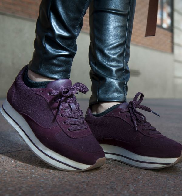 Street style kombinacija s tenisicama na platformu i kožnatim hlačama