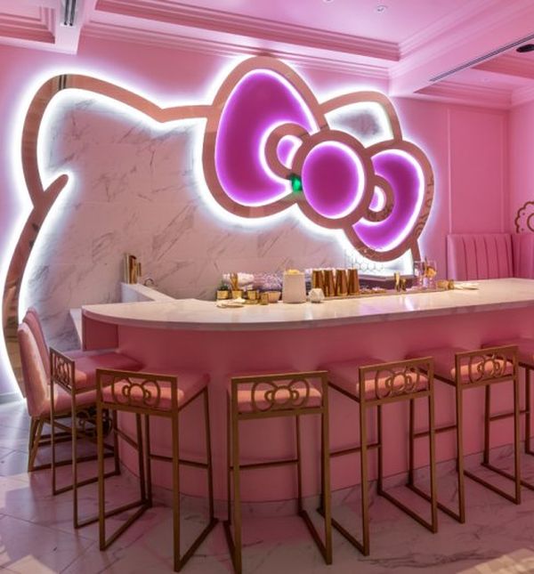 U Hello Kitty kafiću mogu se naći slastice poput torte od jagode, čokoladne torte i pite od jabuka