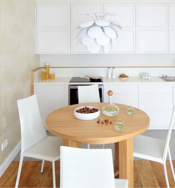 Kuhinja s drvenim stolom i podom