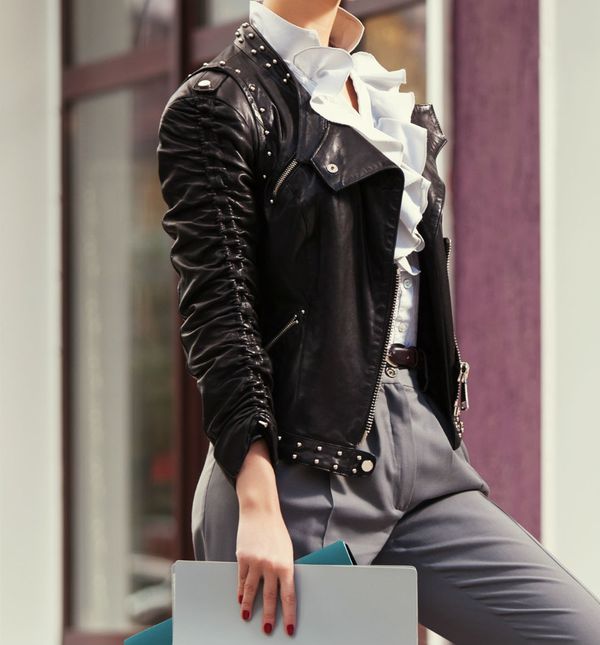 Crna jakna svestran je i praktičan odjevni predmet nosiv u raznim dnevnim i večernjim prigodama