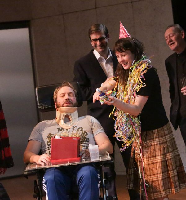 Predstava \'Lomeći valove\'