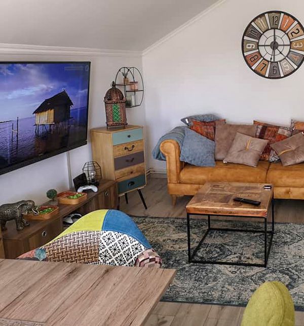 Zagrebački stan uređen u zemljanim tonovima u kojem su glavne zvijezde divne slike Afrikanki