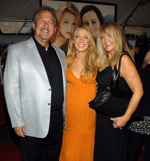 Blake Lively s mamom Elaine i tatom Erniejem na crvenom tepihu