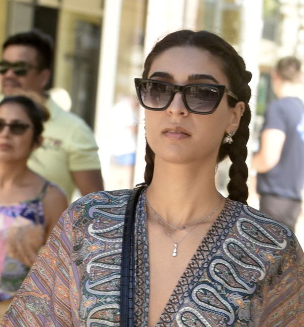 Splitska street stylerica u maksi haljini i smeđim sandalama