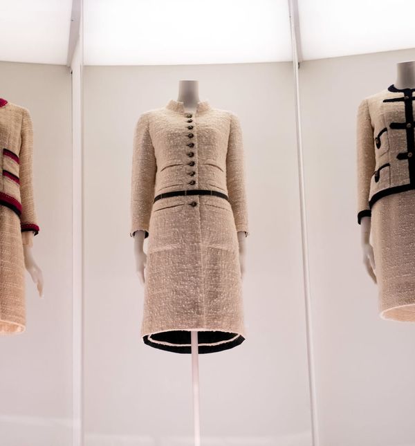 Izloženi komadi na izložbi Gabrielle Chanel, modni manifest u Muzeju Viktorije i Alberta u Londonu