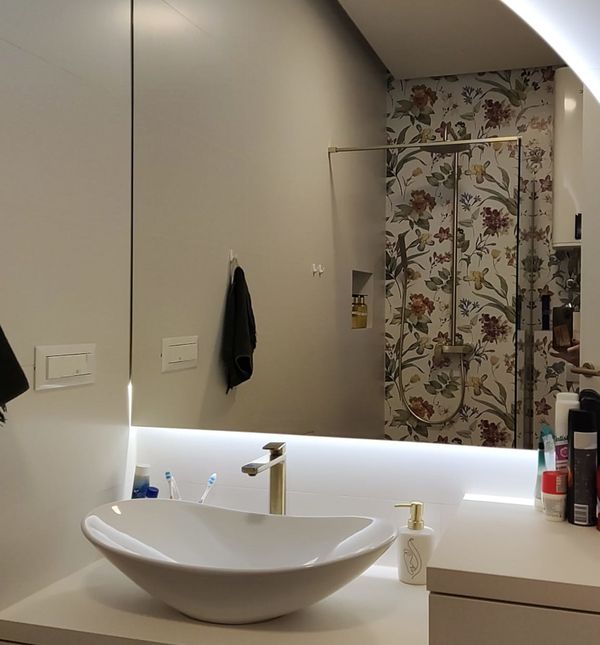 Stan u Kaštel Gomilici u kojem je kupaonica s cvjetnim marazzi pločicama glavna zvijezda