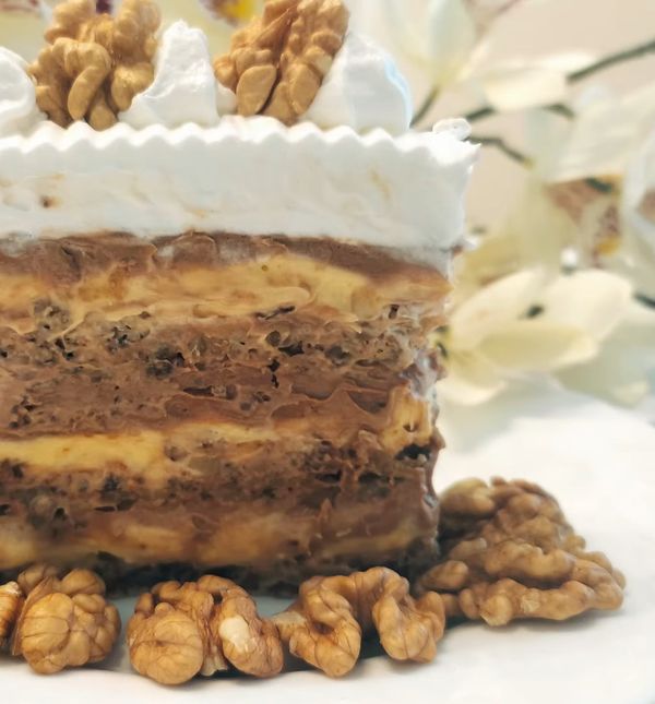 Izdašna i neodoljiva Dinastija torta sadrži orahe, puno čokoladne kreme i vanilije