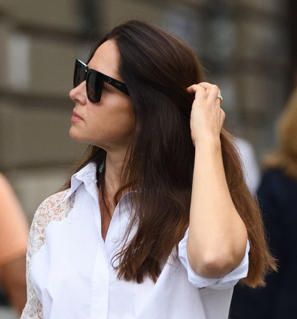 Zagrebačka street stylerica nosi bijelu košulju s čipkastim rukavima