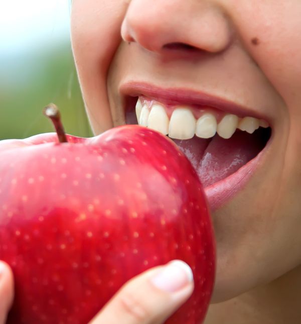 Jabuka čisti zube mehanički i fizički
