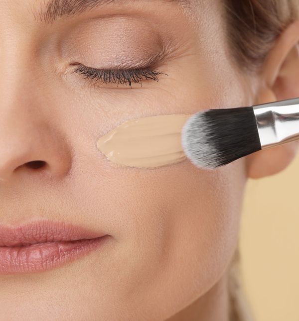 Žena nanosi tekući puder