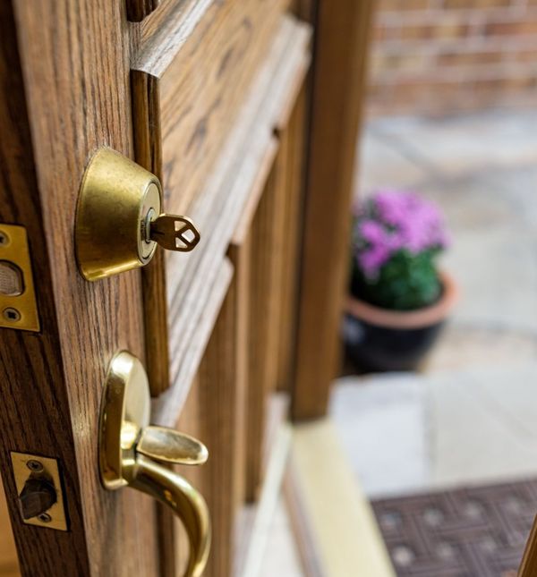 Neki smatraju da je OK dati roditeljima kopiju ključeva, a drugima je to nepojmljivo