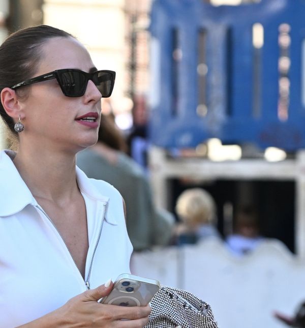 Zagrebačka street stylerica u bijeloj haljini s patentnim zatvaračem