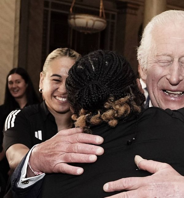 Kralj Charles u zagrljaju s članicom novozelandske ragbijaške ekipe