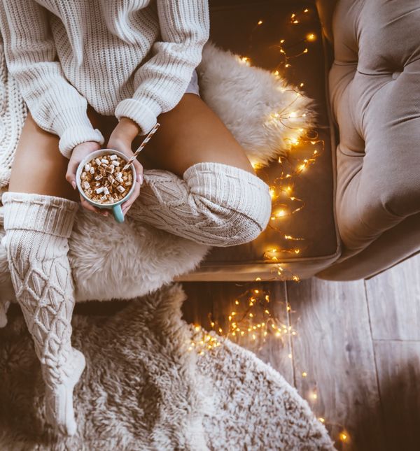 Žena uživa u kući