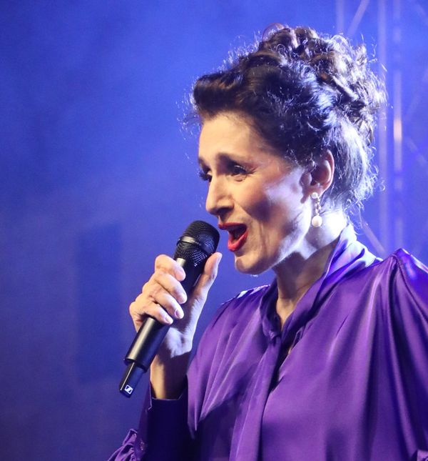 Doris Dragović u ljubičastom stajlingu na koncertu u Starigradu