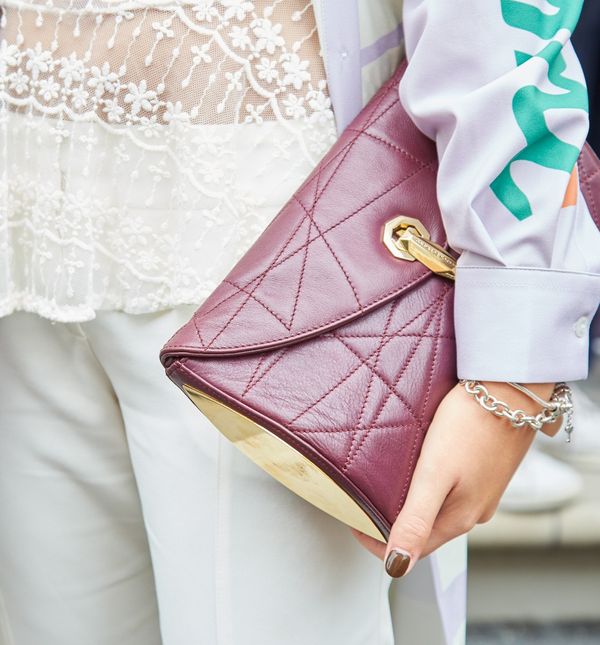 Kombinacije možete upotpuniti dodacima u bordo boji