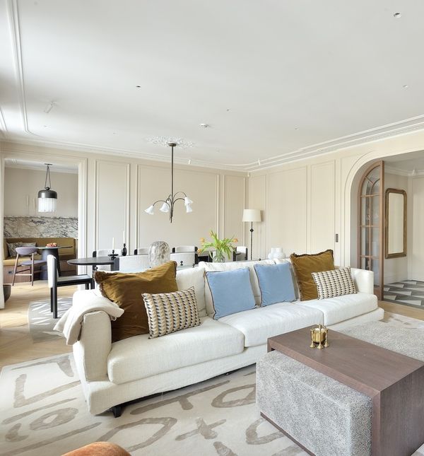 Stan u Parizu s pogledom na kultni Café de Flore