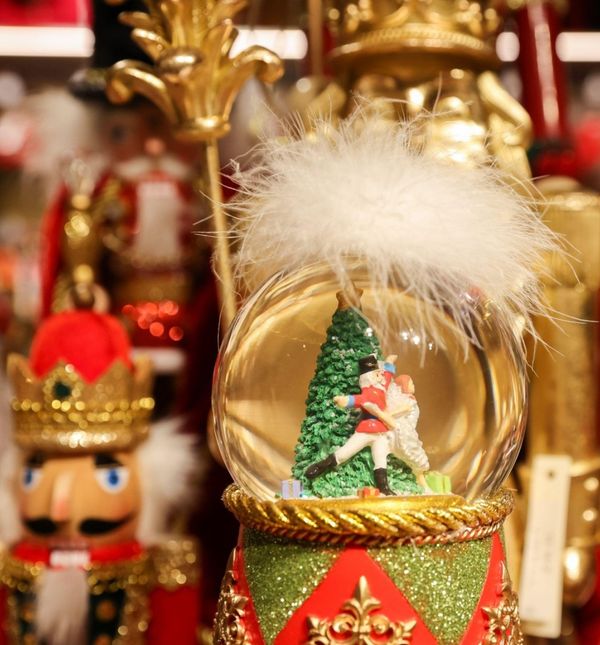 Božićni ukrasi u Harrods trgovini u Londonu