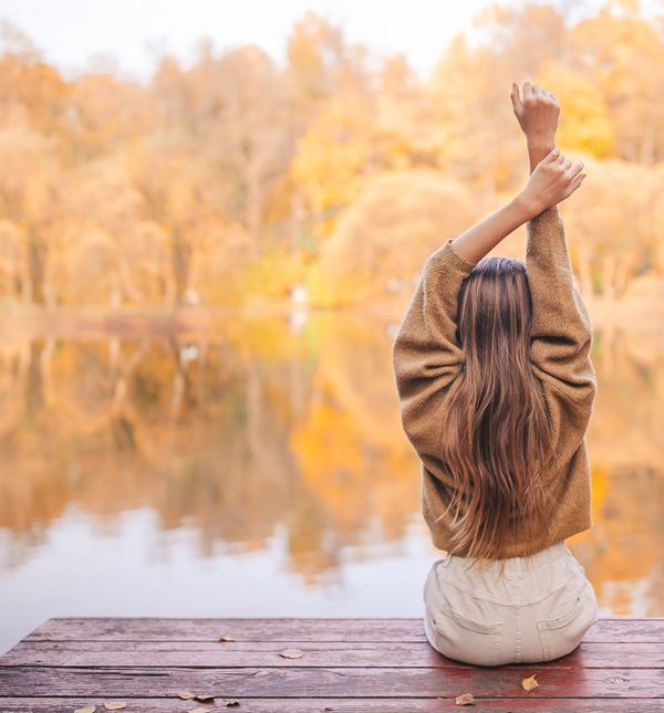 Žena uživa u jeseni