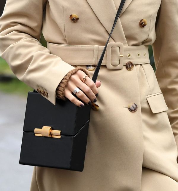 Baloner u bež boji i crna torba idealni su komadi za jesensku kapsulu