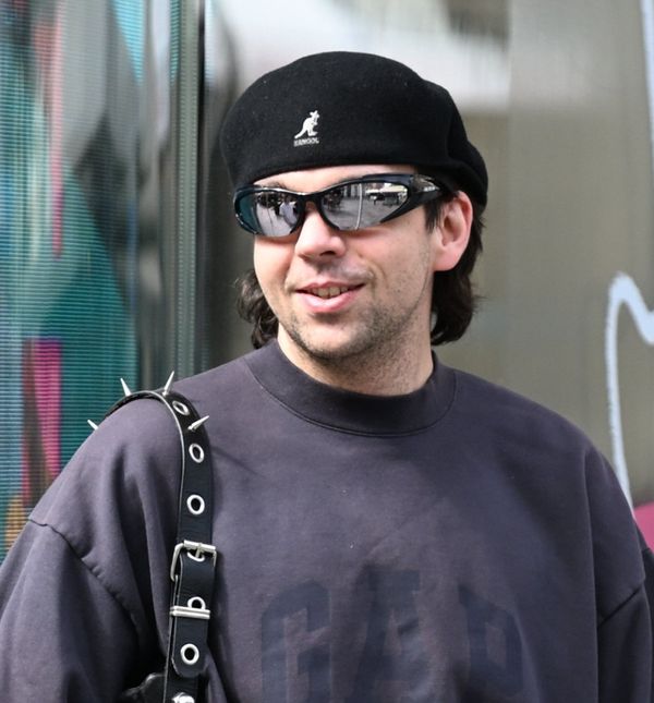 Mladić sa zagrebačke špice nosi efektnu torbicu i kaubojke