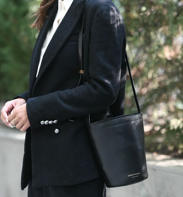 Crni sakoi ne skupljaju prašinu na dnu ormara