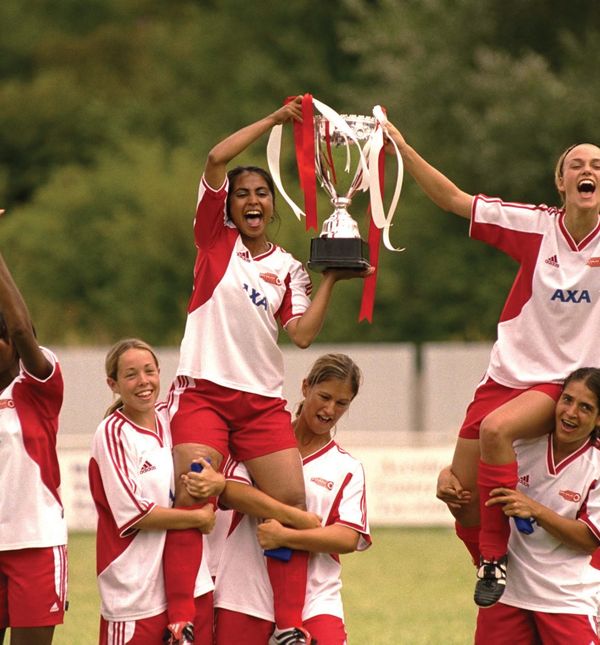 Bend It Like Beckham je film iz 2002. godine