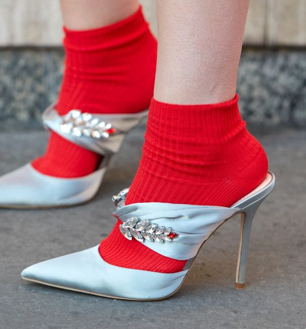 Kombinacija čarapa i štikli u street style izdanju s Tjedna mode