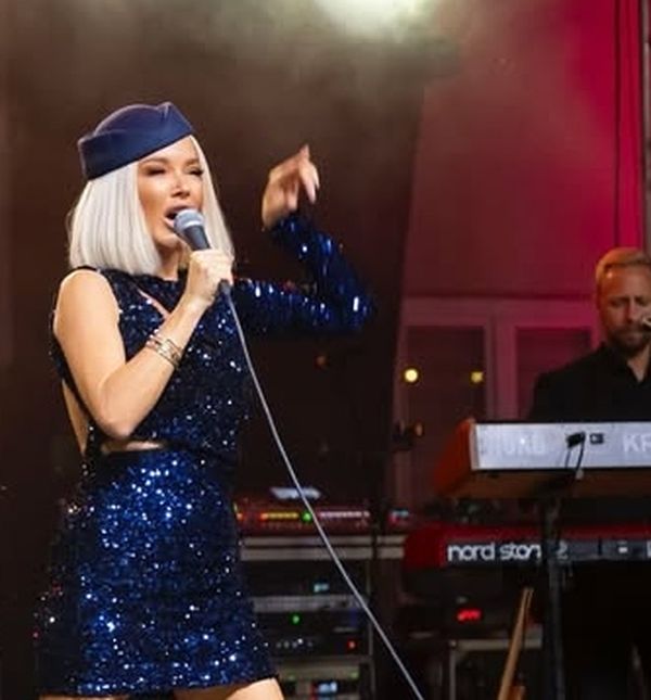 Maja Šuput u plavoj haljini na nastupu u Zlataru