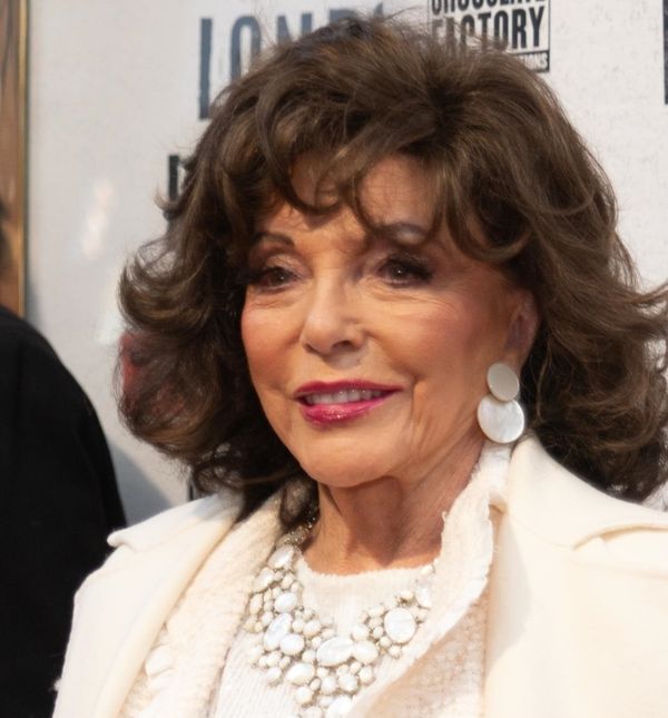 Joan Collins u bijelom izdanju na mjuziklu 