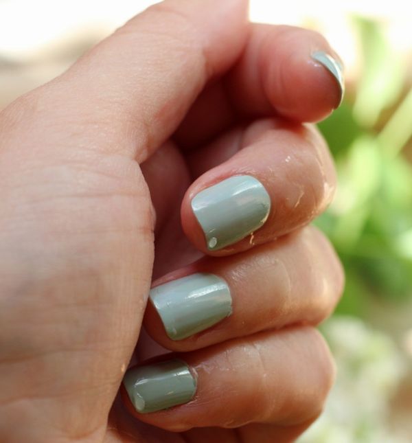 Kadulja zelene manikure divan su odabir za jesen