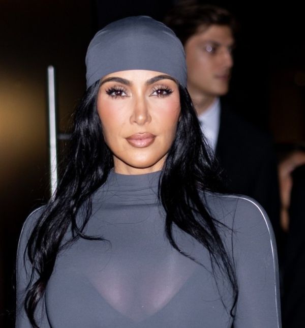 Kim Kardashian u prozirnom i uskom sivom kombinezonu