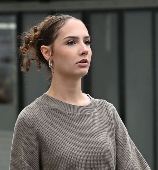 Zagrebačka street stylerica pokazala je izdanje u oversized puloveru i kožnatoj minici