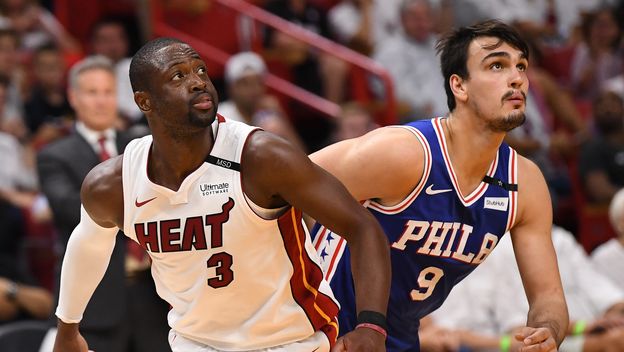 Dwyane Wade i Dario Šarić (Foto: AFP)