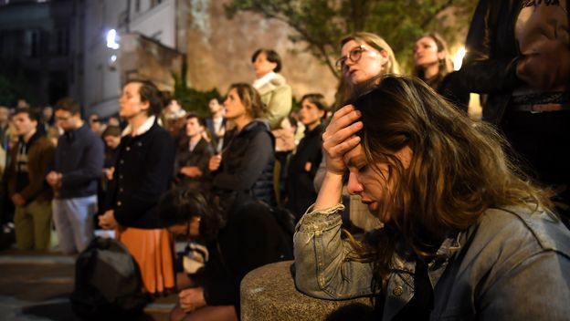 Parižani gledaju kako vatra guta katedralu (Foto: ERIC FEFERBERG / AFP)