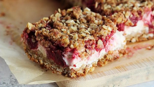 Crumble s višnjama i grčkim jogurtom