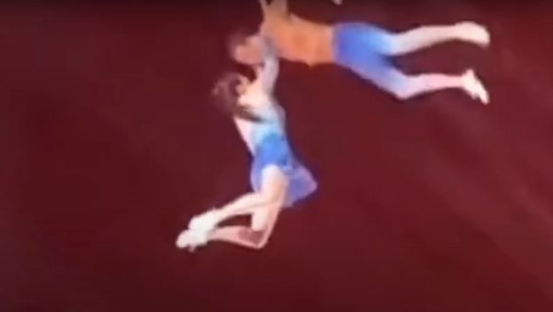 Akrobatkinja pala tijekom predstave u Kini