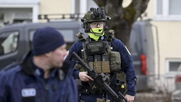Finska policija ispred osnovne u kojoj su tri maloljetne osobe ozlijeđene u pucnjavi