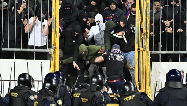 Navijači Hajduka probili ogradu i upali na teren