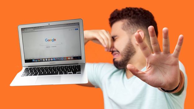 Muškarac s izrazom gađenja na licu i računalo s otvorenom tražilicom Google