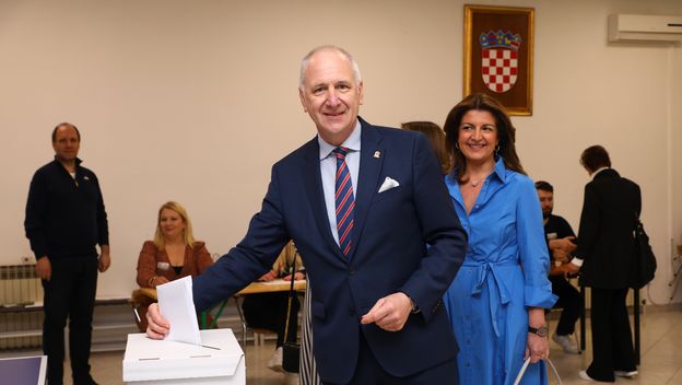 Andro Krstulović Opara sa suprugom i kćerima