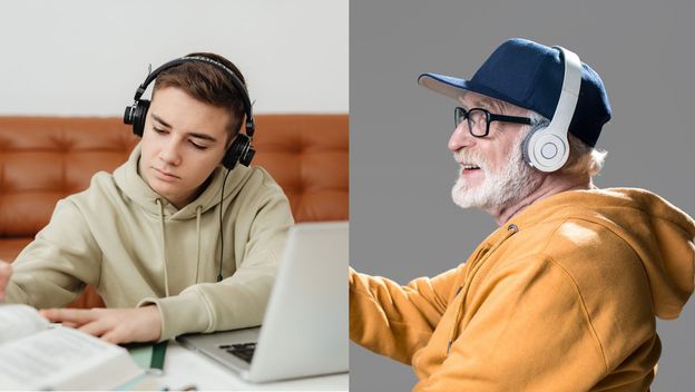 Mladić i starac kako slušaju glazbu na slušalice