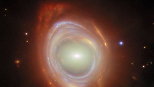 Fenomen Einsteinovog prstena koji se javlja kad se bliža i udaljena galaksija savršeno poravnaju