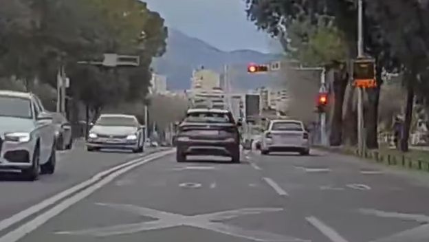 Dva automobila prolaze kroz crveno